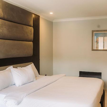 Peemos Hotel Warri Exterior photo