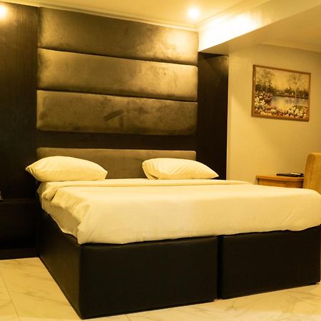 Peemos Hotel Warri Exterior photo