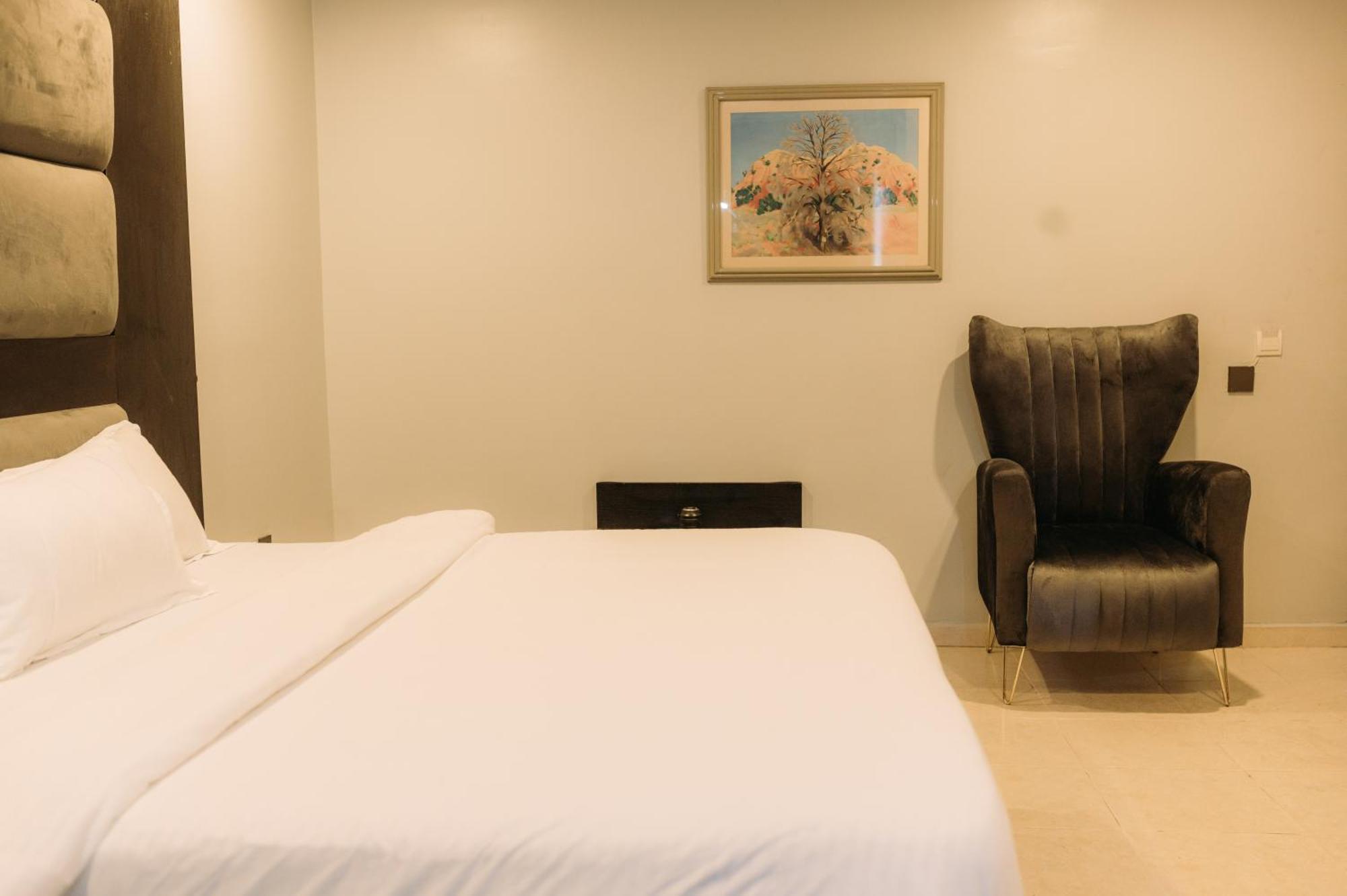 Peemos Hotel Warri Exterior photo