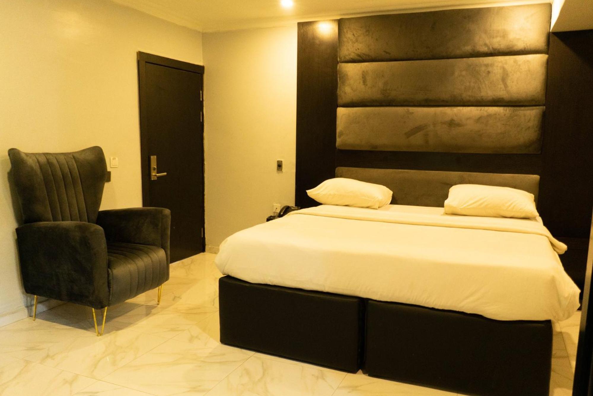 Peemos Hotel Warri Exterior photo