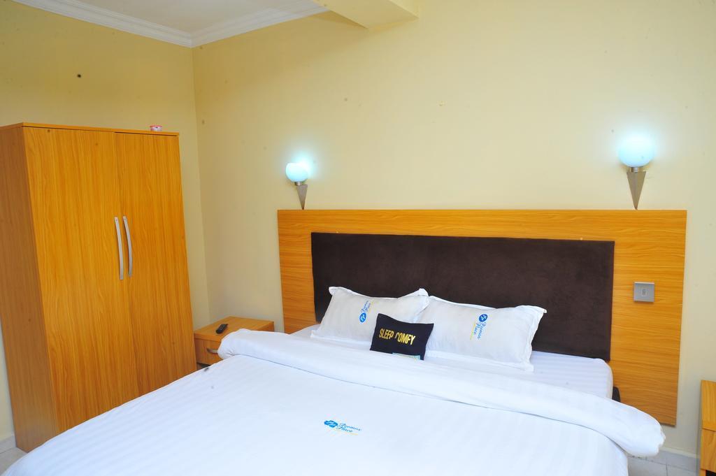 Peemos Hotel Warri Exterior photo