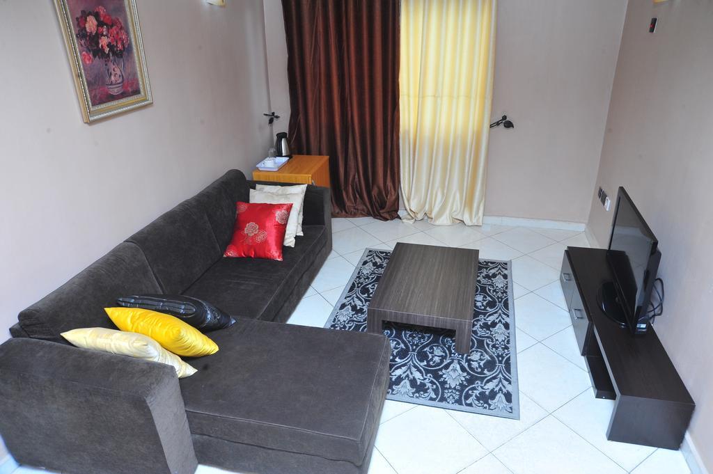 Peemos Hotel Warri Exterior photo