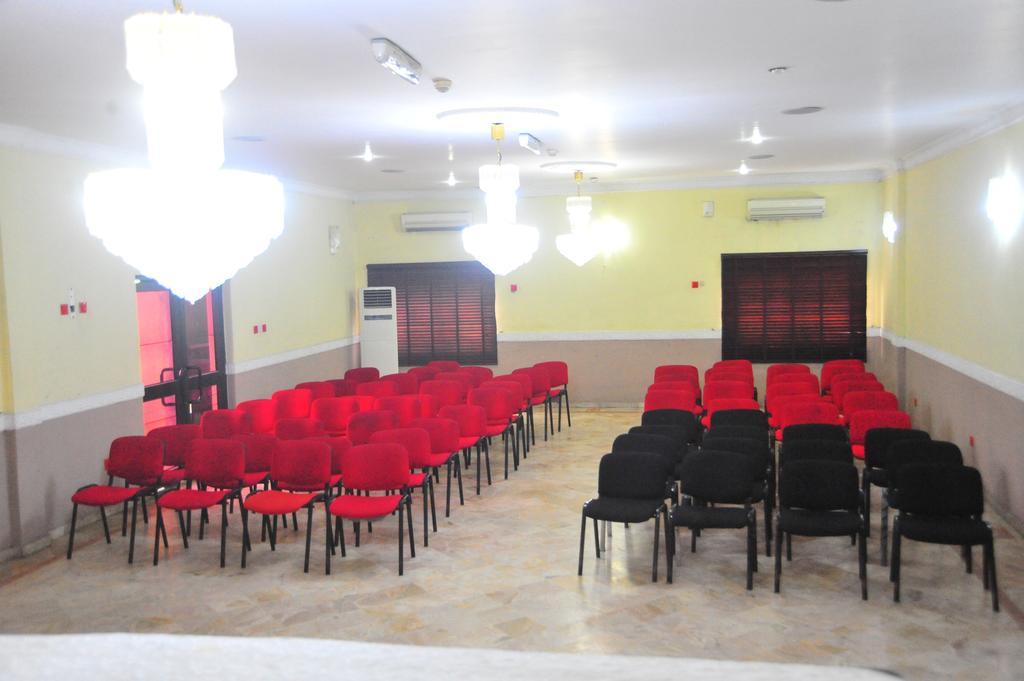 Peemos Hotel Warri Exterior photo