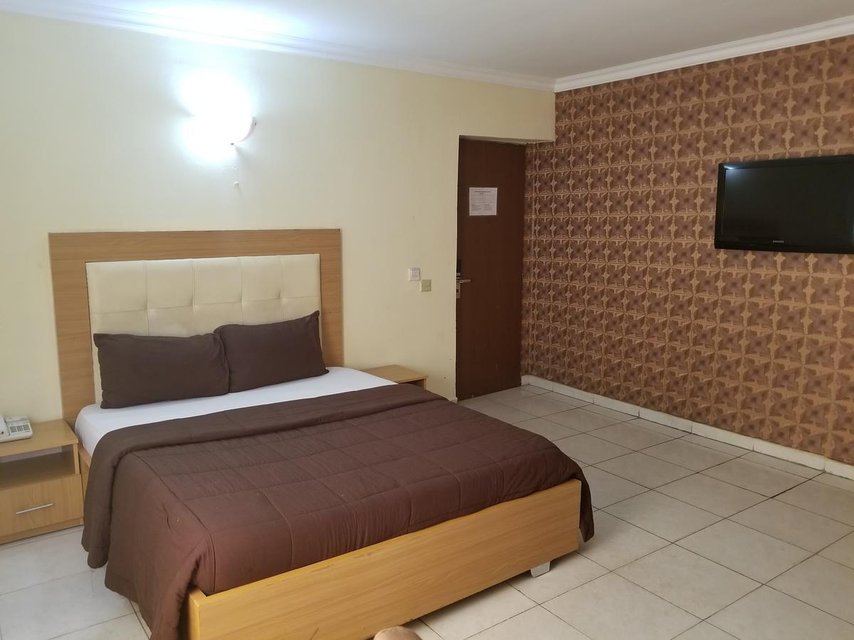 Peemos Hotel Warri Exterior photo