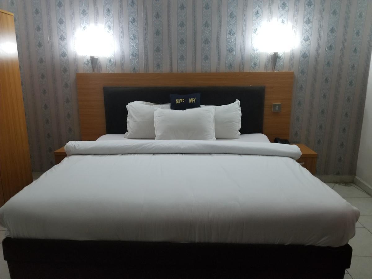 Peemos Hotel Warri Exterior photo